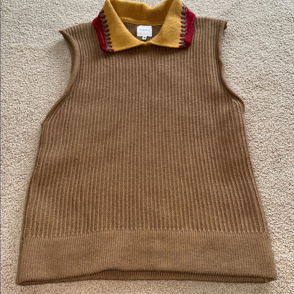 Sleeveless collard sweater vest